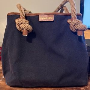 Michael Kors Marina Bucket tote. Navy.